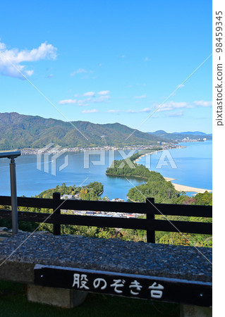 ``Scenic spot Amanohashidate'' that shines in the blue sky and blue sea 98459345