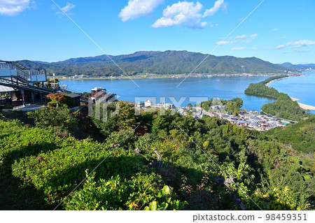 ``Scenic spot Amanohashidate'' that shines in the blue sky and blue sea 98459351