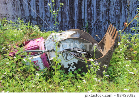 Excavator bucket/waste left in vacant lot 98459382