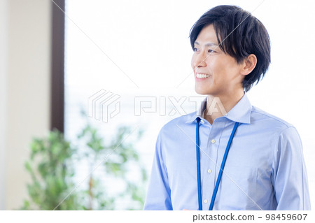 拿著電腦的男商人 98459607
