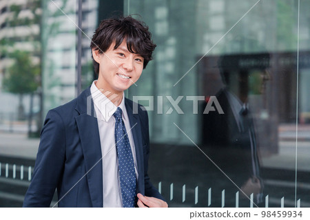 Businessman refreshingly walking in the office 98459934