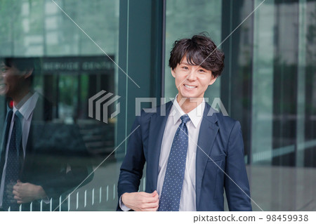 Businessman refreshingly walking in the office 98459938