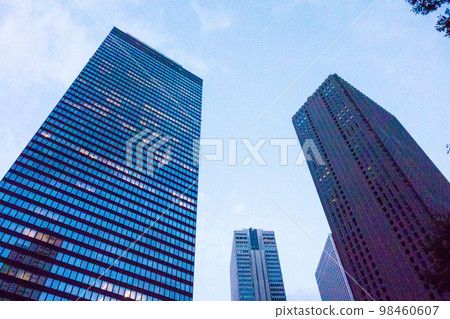 黃昏西新宿的高層建築 黃昏西新宿的高層建築 98460607