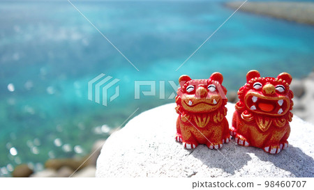 Shisa和沖繩石垣島的海 98460707