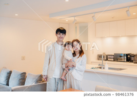 Group photo of parents and children at home 98461376