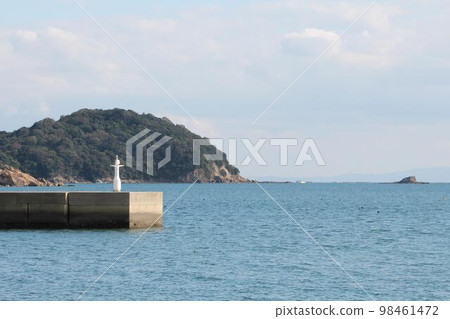 兵庫縣辰野市三津町道之站三津和十戶屋室津前面的播磨灘防波堤和燈塔 98461472