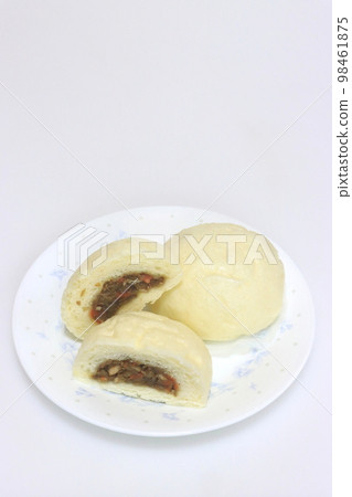 牛蒡包(牛蒡包、鄉土料理、立式構圖) 牛蒡包(牛蒡包、鄉土料理、立式構圖) 98461875