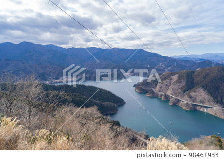 從高取山的登山道看到的宮瀨湖 從高取山的登山道看到的宮瀨湖 98461933