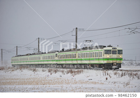 羽越本線中條金塚 JR 東日本系列 115 S6 編隊(新潟) 羽越本線中條金塚 JR 東日本系列 115 S6 編隊(新潟) 98462150
