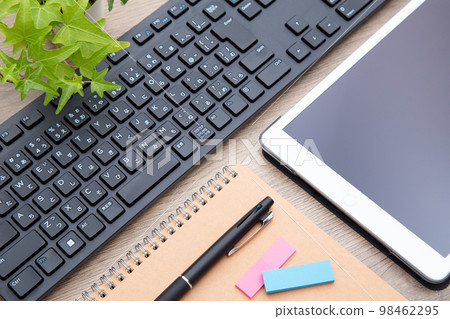 鍵盤、ipad 和筆記本 98462295