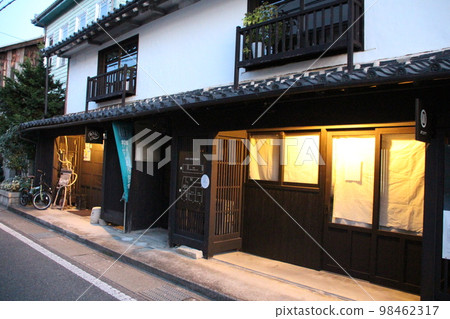 兵庫縣辰野市辰野町河原町三建長谷夜景辰野的街景 98462317