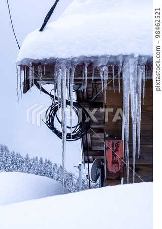 A lot of snow and icicles on the roof Wakasa Town, Tottori Prefecture A lot of snow and icicles on the roof Wakasa Town, Tottori Prefecture 98462521