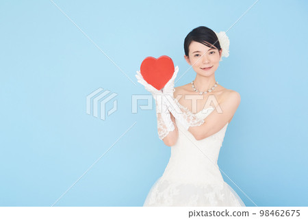 一個穿著帶有心形符號的婚紗的女人 一個穿著帶有心形符號的婚紗的女人 98462675