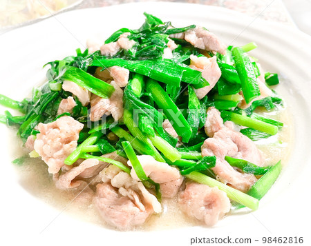 Chinese home cooking Chinese stir-fried Chinese chives and pork (Nirana stir-fried meat pieces) 98462816