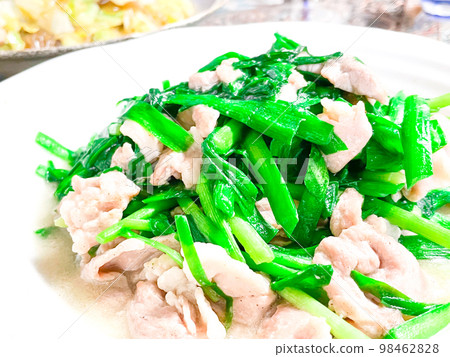 Chinese home cooking Chinese stir-fried Chinese chives and pork (Nirana stir-fried meat pieces) 98462828