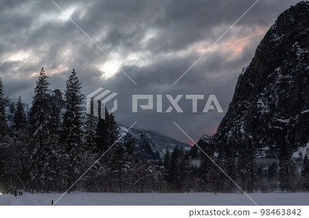 Yosemite valley in Winter Yosemite valley in Winter 98463842