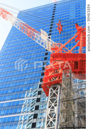用於建造新的摩天大樓的紅白起重機 用於建造新的摩天大樓的紅白起重機 98463884