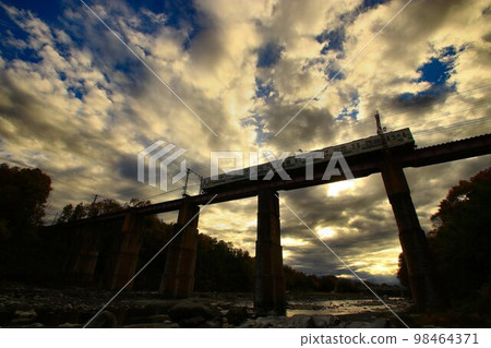 Kinshu Chichibu Road... "Nagatoro Arakawa Bridge in autumn leaves" Chichibu Railway Series 7800 train 98464371