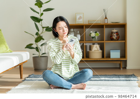 年輕女子在客廳放鬆 98464714