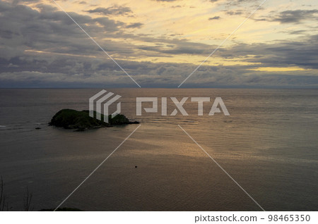 pacific ocean before dawn 98465350