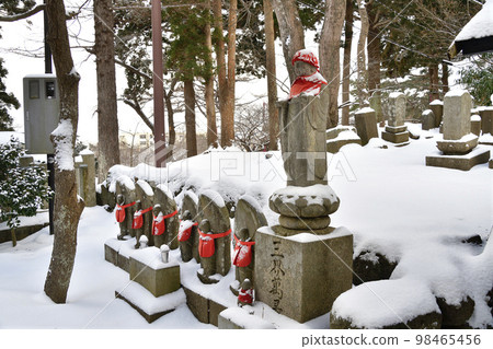 Photographing stone Buddha statues in the precincts of Ryuun-in Temple of the Soto sect in Matsumae-cho, Hokkaido in winter Photographing stone Buddha statues in the precincts of Ryuun-in Temple of the Soto sect in Matsumae-cho, Hokkaido in winter 98465456