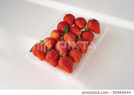 strawberry in pack 98466644