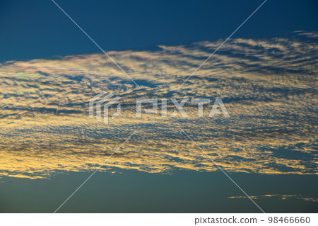 Blue sky and autumn clouds Blue sky and autumn clouds 98466660
