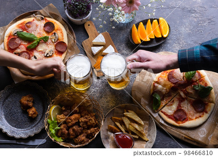 享受午餐和啤酒 98466810