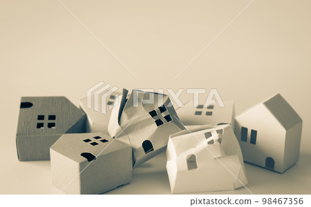 Lots of collapsed houses Real estate aging Land of unknown owner Detached house Lots of collapsed houses Real estate aging Land of unknown owner Detached house 98467356