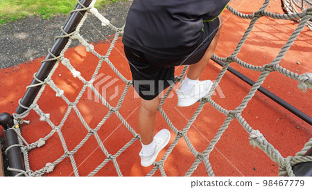 男孩玩玩具 98467779