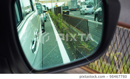 後車反映在後視鏡中 98467780