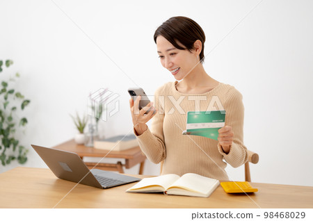 存摺女人智能手機 98468029