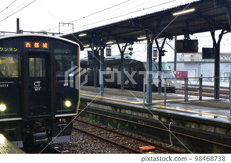 A rainy morning in the summer of 2022, scenery from the train window from Saiki Station to Nobeoka Station on the Nippo Main Line 98468738