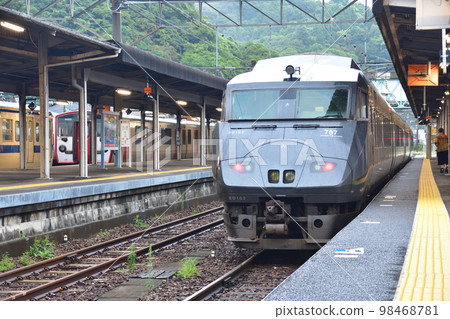 A rainy train window view from Saiki Station to Nobeoka Station on the Nippo Main Line (a summer morning in 2022) 98468781