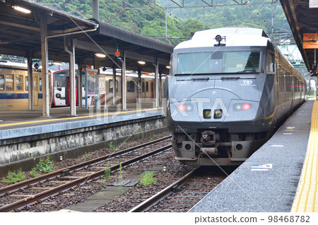 A rainy morning in the summer of 2022, scenery from the train window from Saiki Station to Nobeoka Station on the Nippo Main Line 98468782