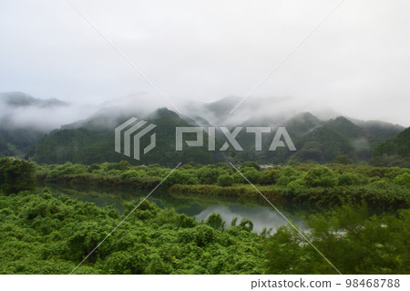 2022年夏天的一個下雨的早晨,從日豐本線佐伯站到延岡站的車窗外的風景 2022年夏天的一個下雨的早晨,從日豐本線佐伯站到延岡站的車窗外的風景 98468788