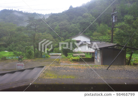 2022年夏天的一個下雨的早晨,從日豐本線佐伯站到延岡站的車窗外的風景 2022年夏天的一個下雨的早晨,從日豐本線佐伯站到延岡站的車窗外的風景 98468799