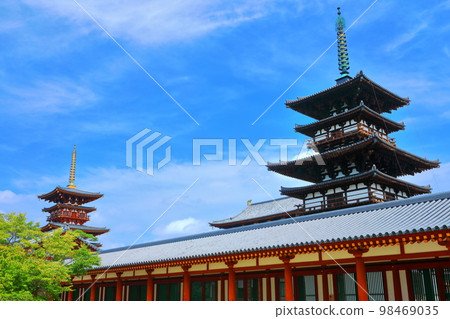 [奈良縣]晴空下的藥師寺（東塔和西塔） 98469035