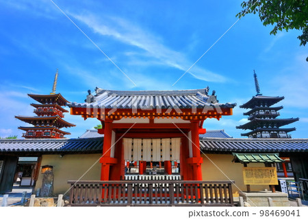 [奈良縣]晴空下的藥師寺（東塔和西塔） 98469041