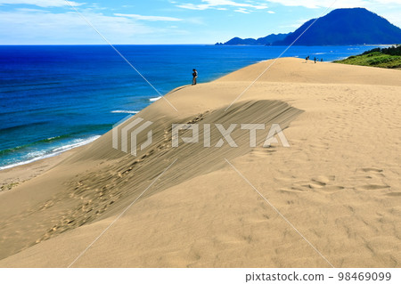 [Tottori Prefecture] Tottori Sand Dunes on a sunny day 98469099