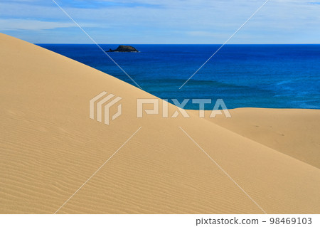 [Tottori Prefecture] Tottori Sand Dunes on a sunny day 98469103