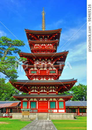 [Nara Prefecture] Yakushiji Temple (West Pagoda) in sunny weather 98469116