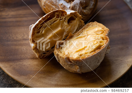 Crispy custard cream puff 98469257