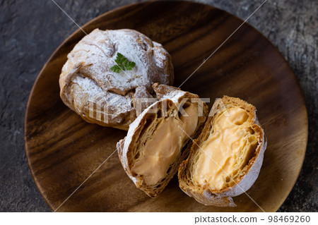 Crispy custard cream puff 98469260