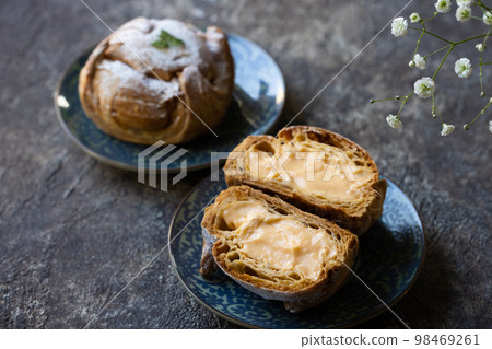 Crispy custard cream puff 98469261