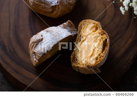 Crispy custard cream puff 98469266