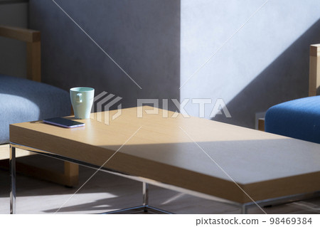 一個杯子放在陽光明媚的辦公室的休息角落 98469384