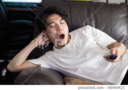 男人心不在焉地看電視 98469421