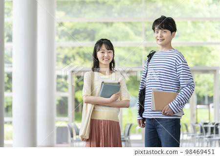 一個大學生的形象 年輕男女看著鏡頭微笑 一個大學生的形象 年輕男女看著鏡頭微笑 98469451