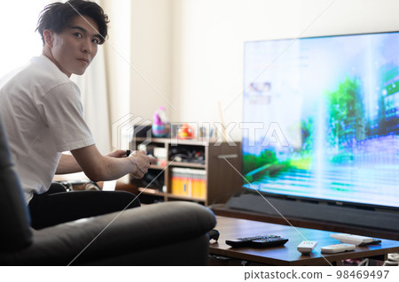 假期在房間裡玩電子遊戲 98469497